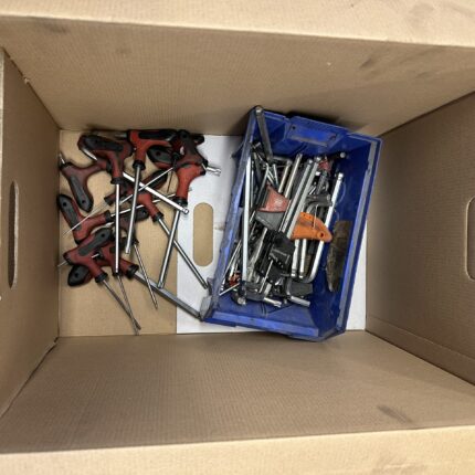 70. Doos met handgereedschap, inbus- en torksleutels